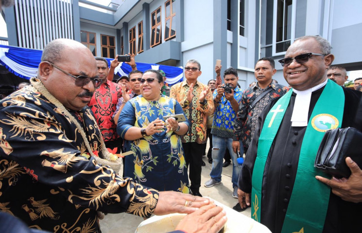 Gubernur Enembe Resmikan Gedung GKI Paulus Dok V